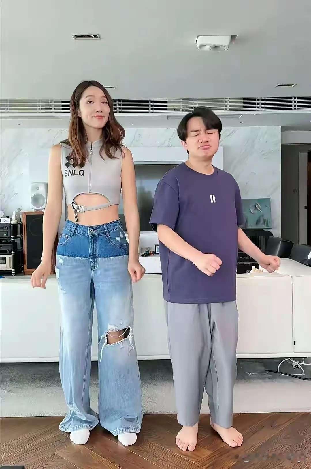 王祖蓝他的裤子穿在他老婆身上秒变六分裤，而他地上，都没地方了​​​