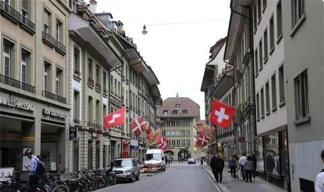 本以为第一个倒下的是乌克兰，没想到是瑞士，经此一役，瑞士金融业已经完蛋了。瑞银还