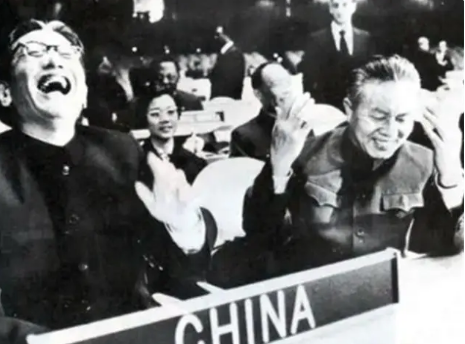 1985年，乔冠华归葬故乡盐城遭到拒绝，妻子章含之无奈之下找到一个人帮忙，此人在