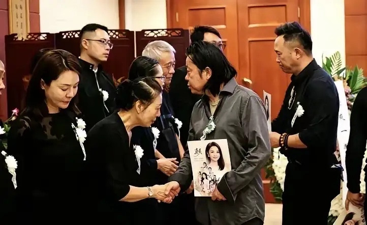 龚爽当初查出这个病，除了她老公知道，家里其他人都瞒着的。一直到后期病情恶化了，她的父母才知道，母亲才