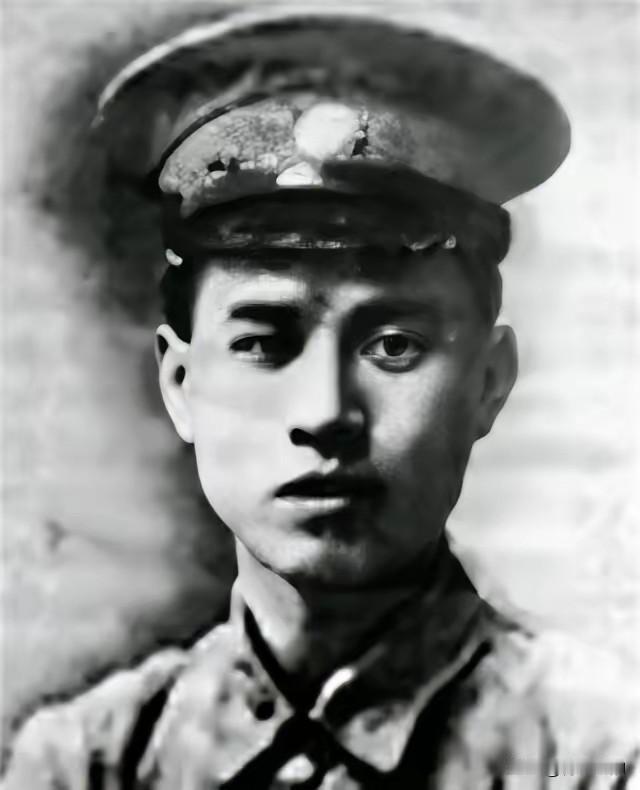 1946年，李默庵站在指挥部里看着地图发愁。他手下有12万人，清一色的美式装备，