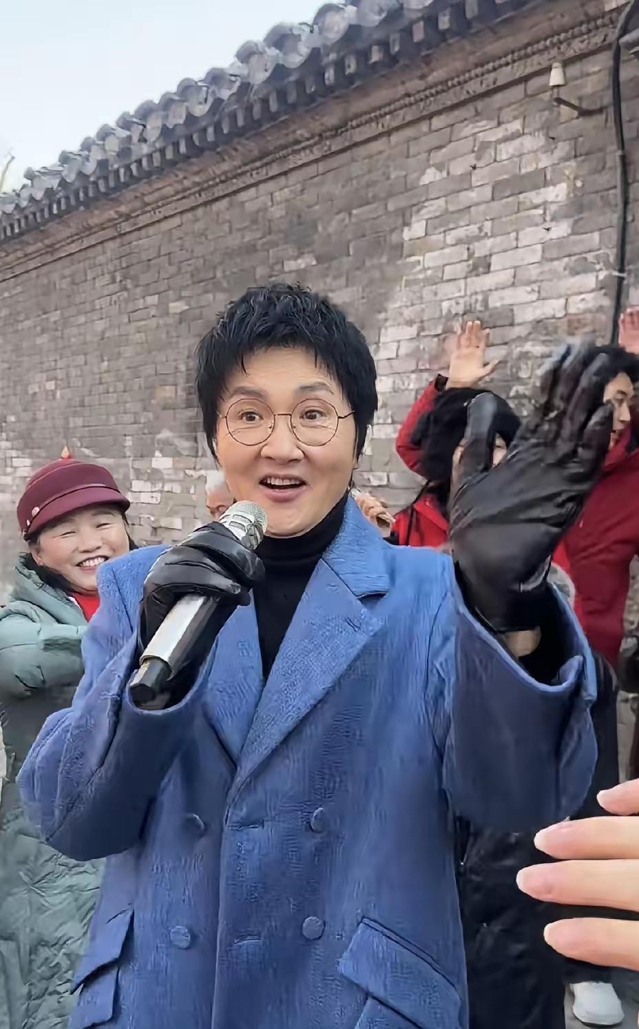 孙楠炸屏了，穿蓝色大衣像50岁阿姨，差点没认出来！56岁的孙楠亮相北京录制春晚