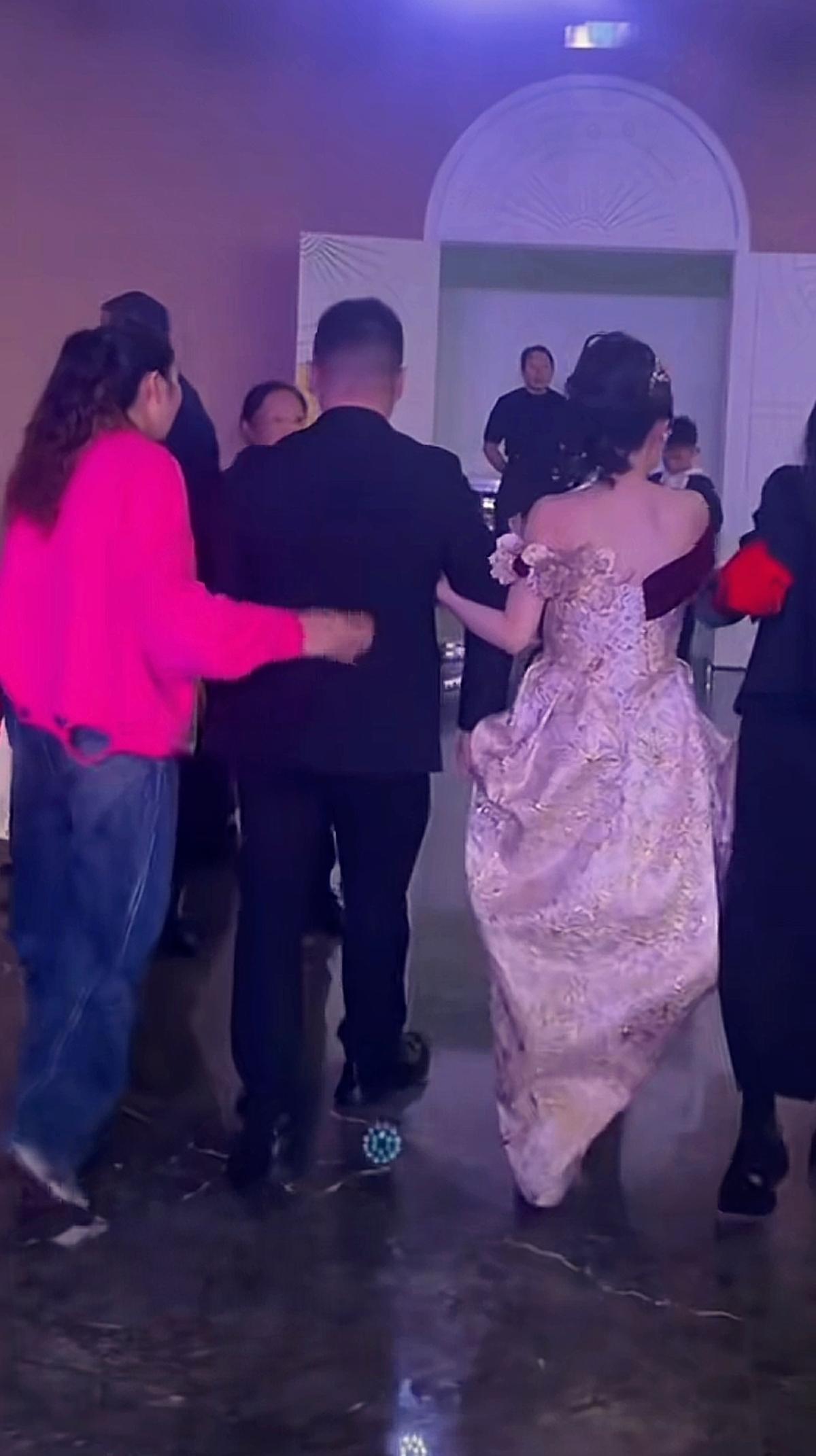 遵义这场婚宴彻底砸了！22桌宾客集体提前离场，真不能怪大家不给面子，全是新娘的“