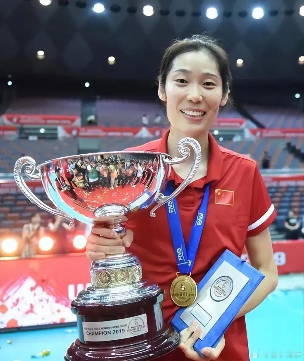 现在的朱婷：享受3方“宠溺”！主教练桑塔德利的宠溺：主教练对她，应该是保护有