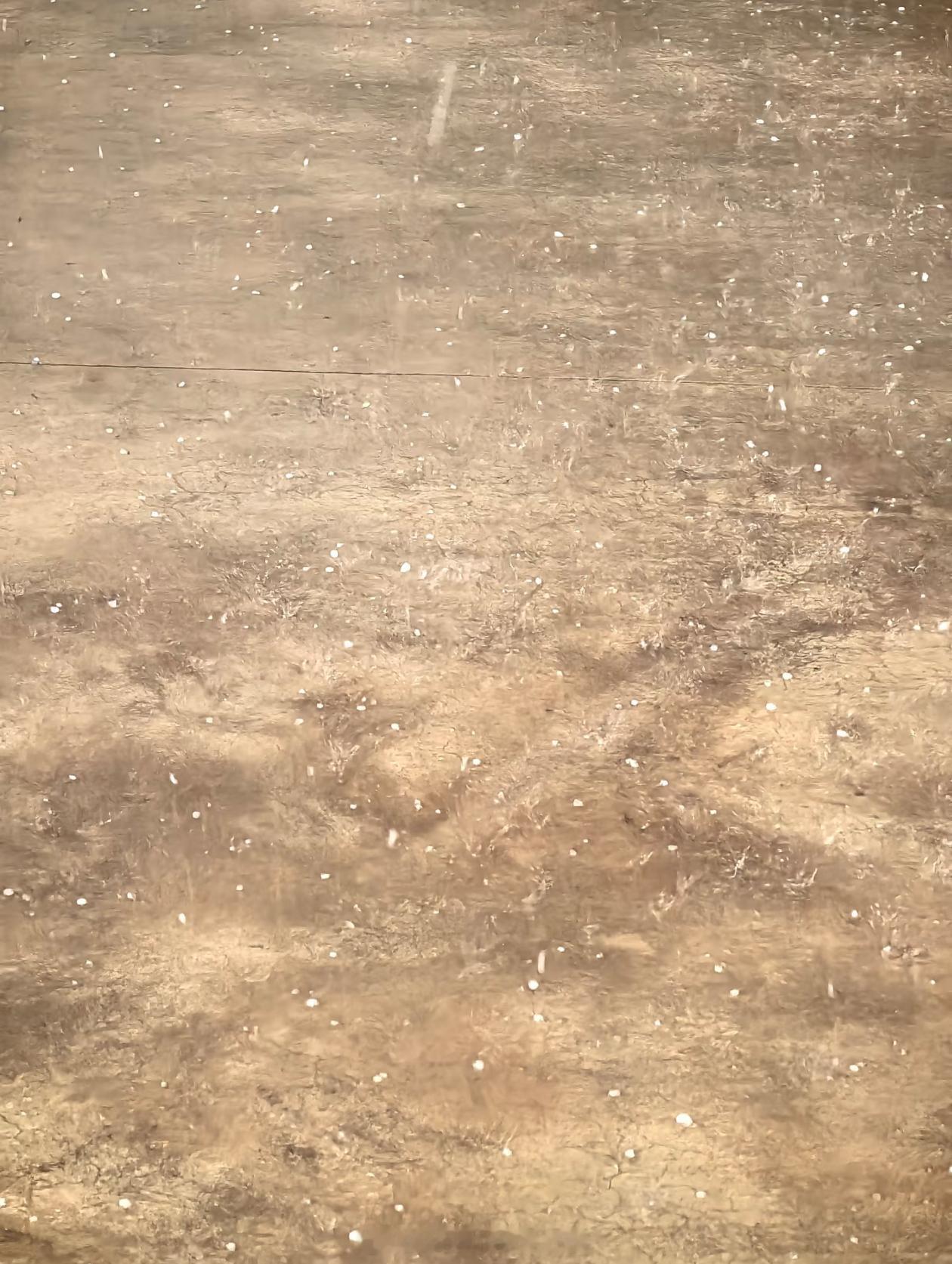 北京冰雹今天傍晚，北京部分地区下冰雹了，同时伴有雷雨大风，要注意安全！