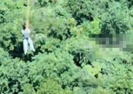 浙江一女子在玩蹦极时，被工作人员直接推下，没多久发现满脸是血，事后还查出脑震荡。