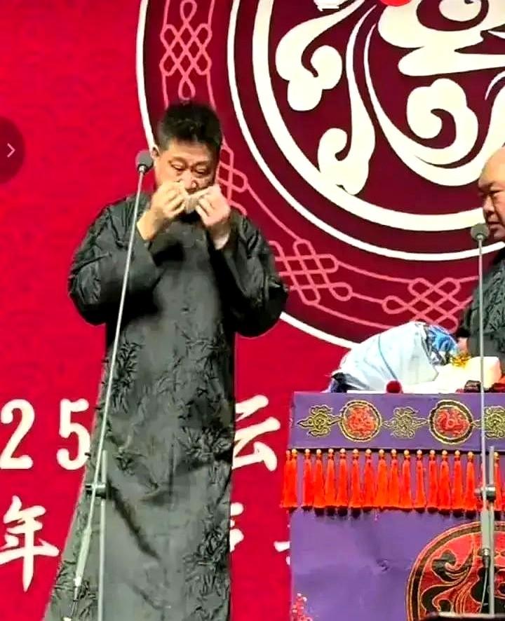 张鹤伦台上突然哽咽，对着手机喊“我想单飞”！2025年福州跨年专场，全场都懵