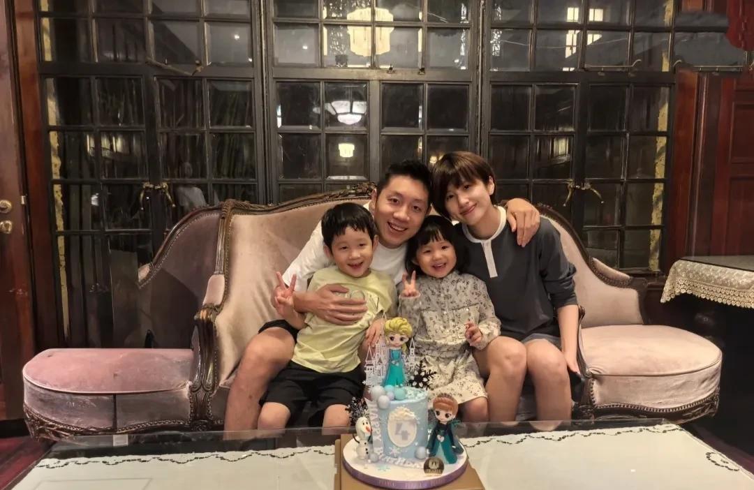 奥园冠军许昕晒全家福，庆祝家里的小公主生日快乐。要说国乒哪对夫妻最有夫妻相，当