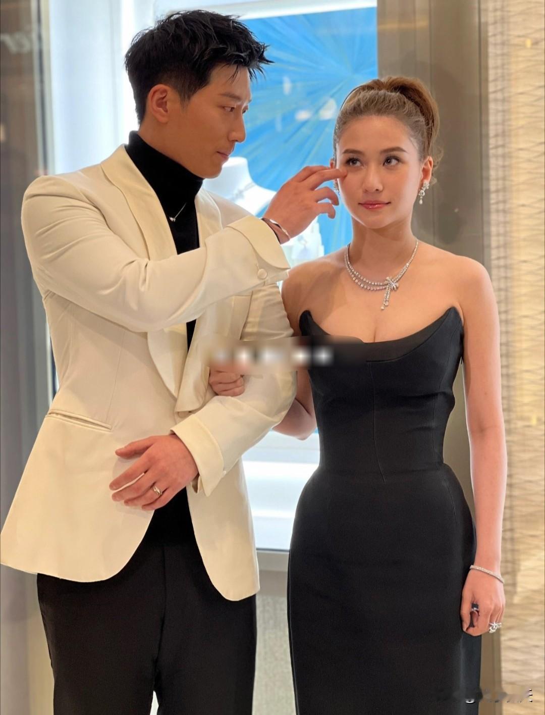 好友晒窦骁何超莲生日合照这么看两人的感情并不差吧如果不爱又怎么会这么走心很