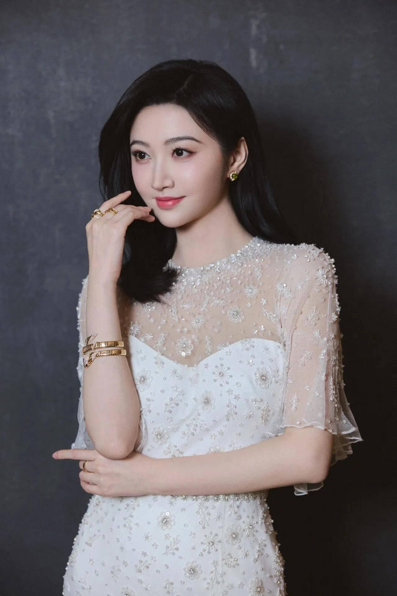 昨天因为还在沈阳旅游，所以群里看到说景甜磨指甲、叫妈妈之类的消息，都不知道到底啥