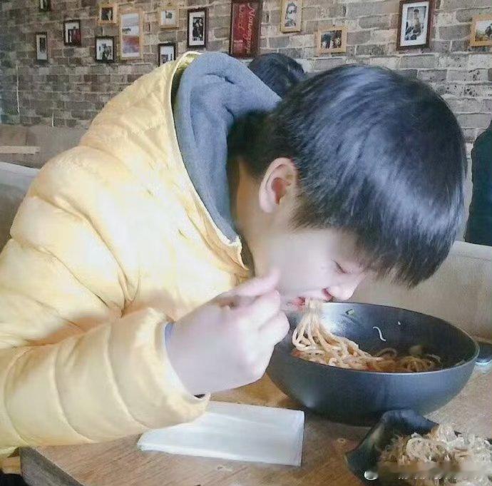 孙颖莎饭张力这一块什么是天生的饭张力？看看孙颖莎就知道了，她吃饭时香喷喷的模样