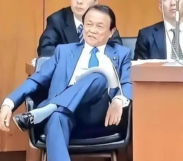 原来这么回事！石破茂对高市早苗的公开批评，实则是在收买人心，扩充实力。​‍​