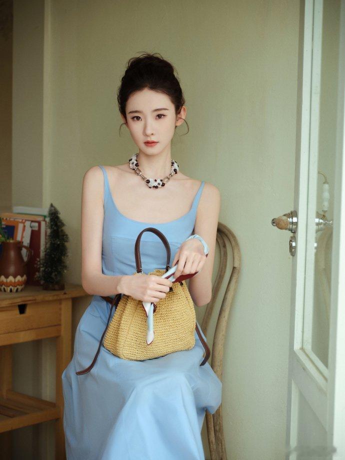 张艺凡人前人后两副面孔张艺凡人前女明星人后不认识 张艺凡私下也太可爱了！和羊驼互