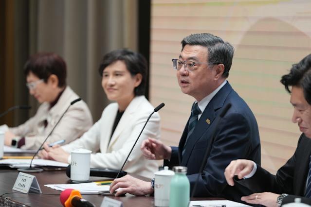 就在立法院三读通过“停砍公教年金”修法后，行政院立刻释放出一个高度敏感的信号——