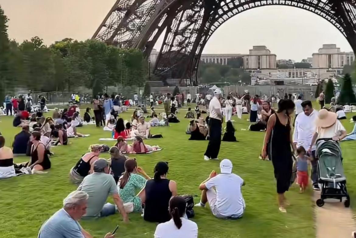 导游带了中国团去西班牙旅游，没想到团队里面有一个大叔，竟然带了一个超大的行李箱，