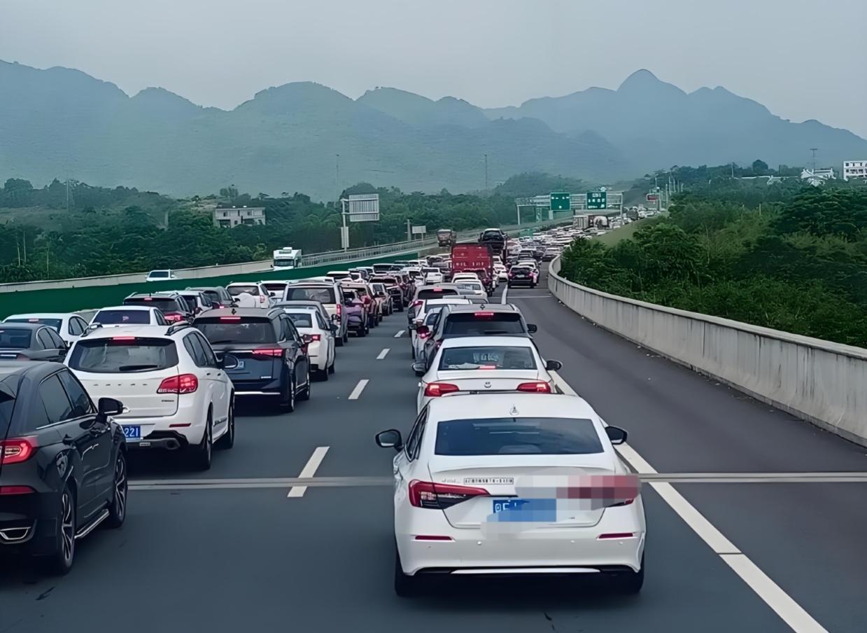 单位实习生找主管请假，说老家山东的，怕十一假期堵车，想30号下午就开车回去。