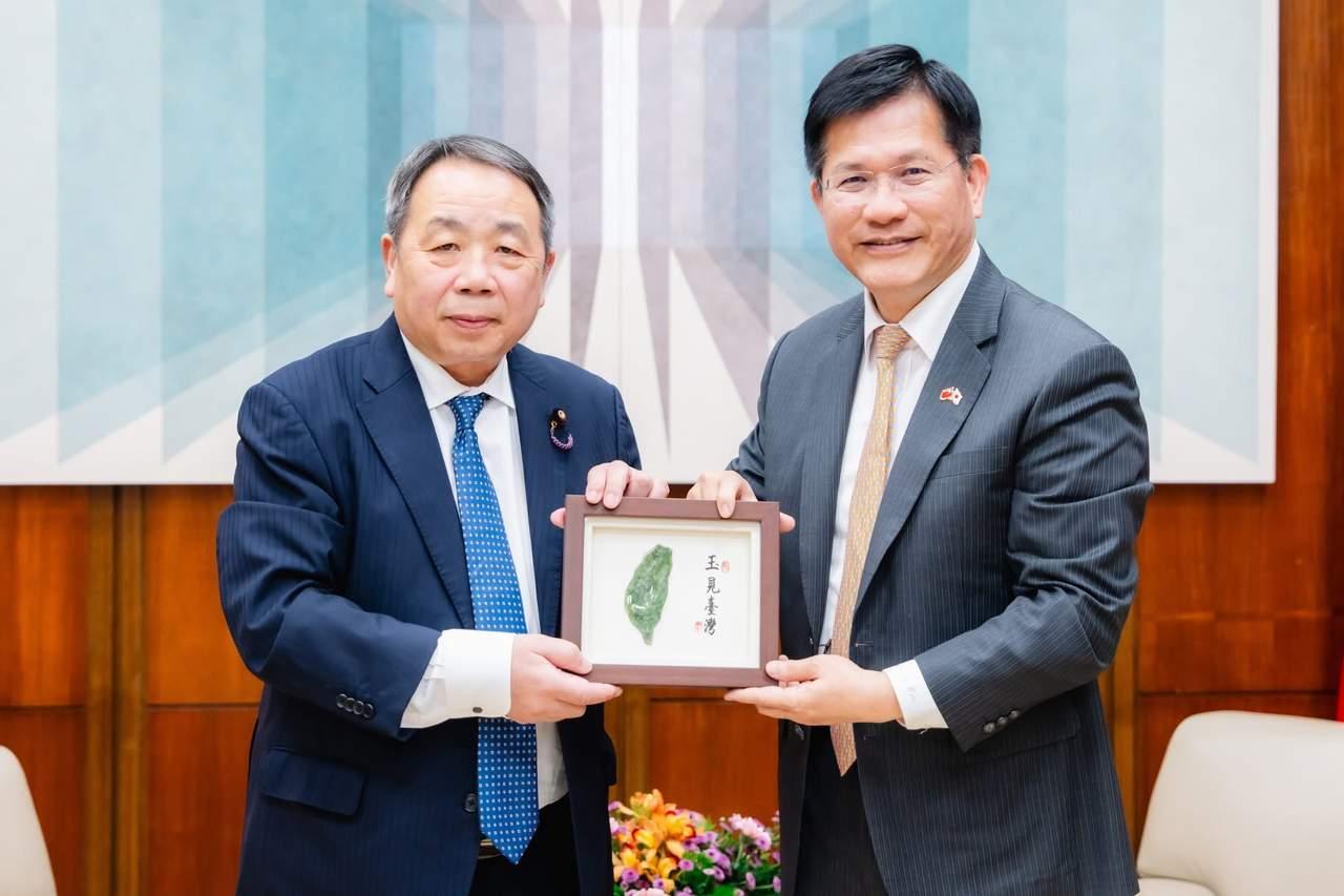 林佳龙送给石平礼物，真实上演什么叫狼狈为奸。石平来到台湾，台湾外事负责人林佳龙