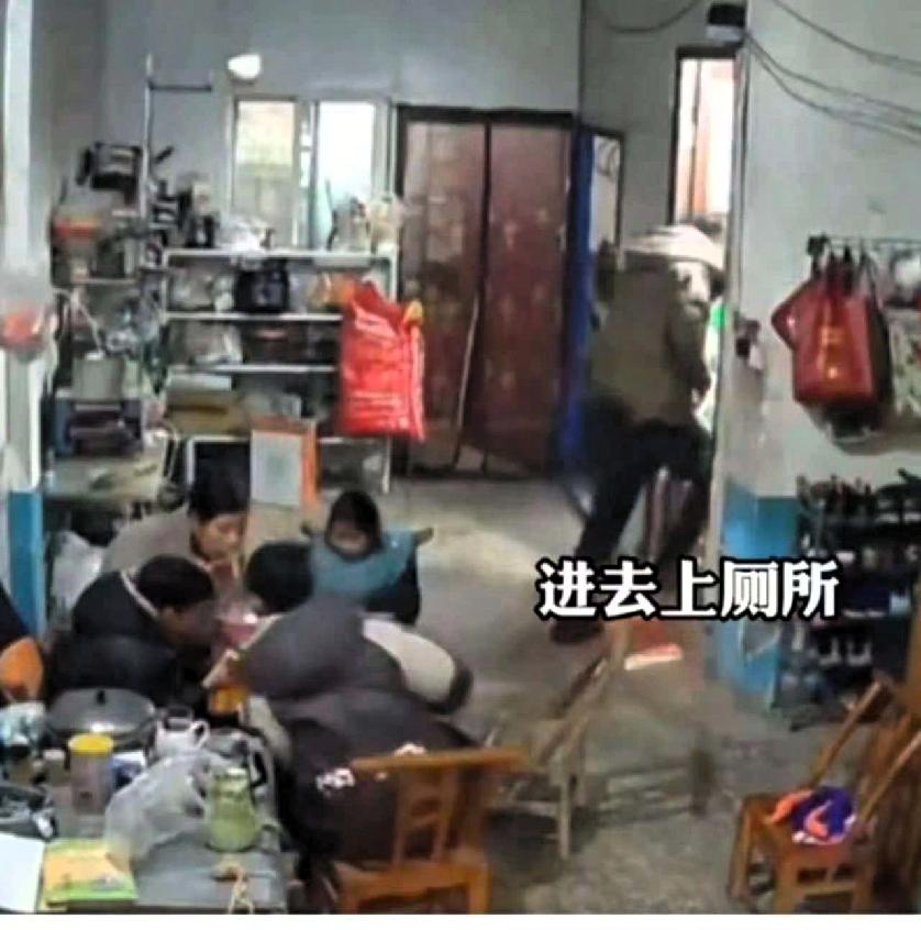 河南南阳，上个厕所工夫，人就没了的男子，才30岁，撇下三个孩子和妻子，太苦了！这