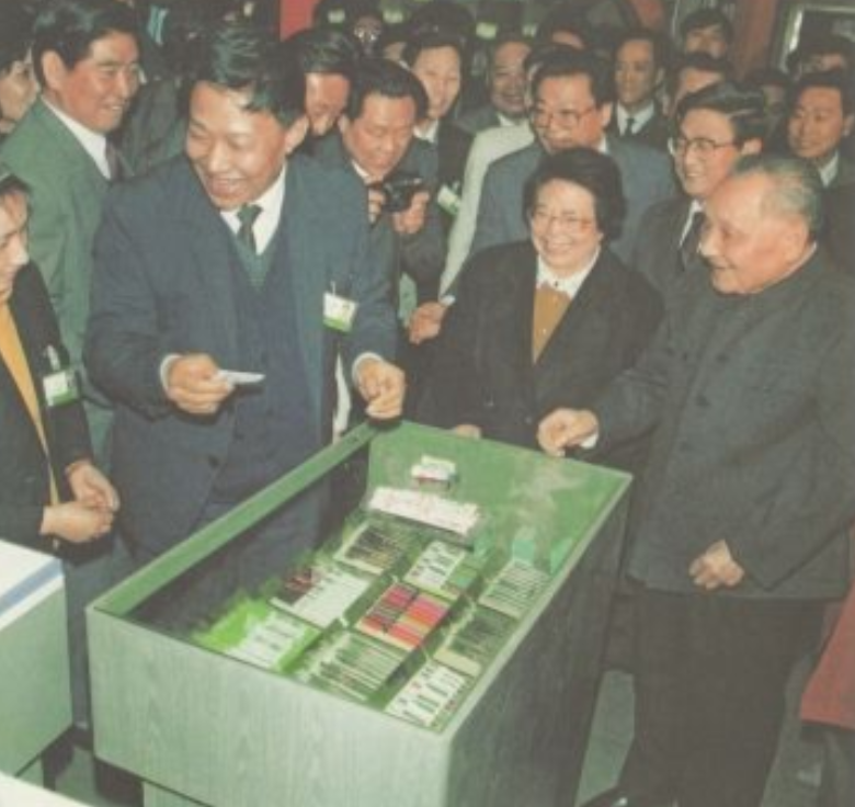 1992年，邓公在上海一家商场逛街，突然看到有卖文具的，女儿在一旁劝他买点，邓公