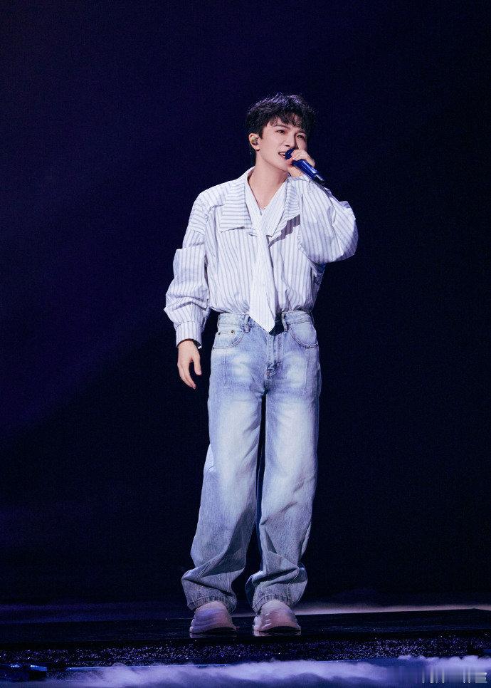 【周深新歌舞台有多值得期待】周深新歌首秀“光影绽放·中国电影120周年活力之夜