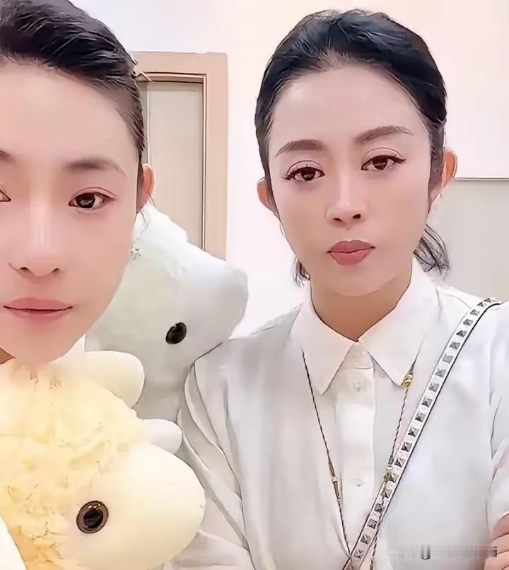 温美玲在直播间，有人问你到沈阳过年？她说，我不回沈阳。沈阳那地，我不咋愿意去，