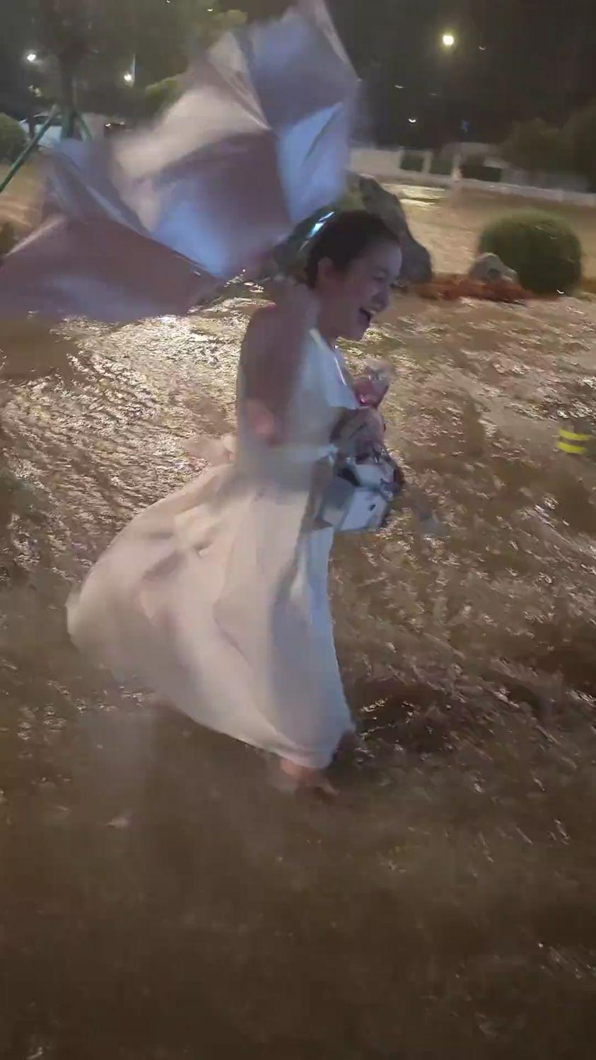 第13号台风“白海豚”一路狂飙，已在浙江省降下了227亿吨雨水。这不是下雨，这是