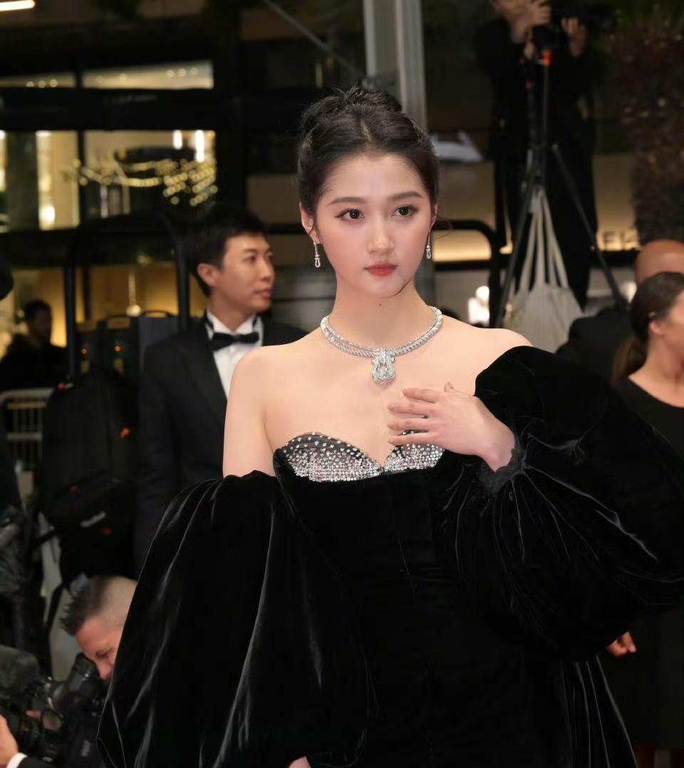 六年了，这出“顶流恋爱连续剧”，赢家早已换人。鹿晗在演唱会上对着《我们的明天》