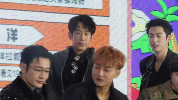 王鹤棣于洋当众给了黄子韬一巴掌王鹤棣于洋坏到一起去了每次看路透都觉得王鹤棣在欺