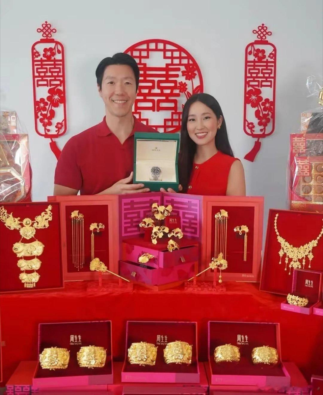 TVB前艺人黄碧莲近日过大礼仪式，六对金镯尽显奢华！​​​