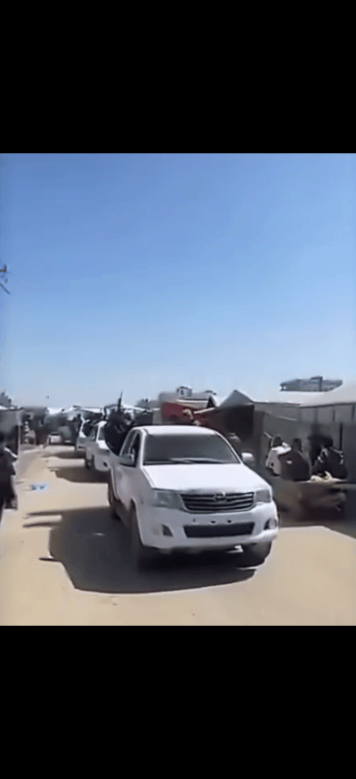 今天的加沙地带天气很好，哈马斯武装人员乘坐皮卡在街道上巡逻和展示存在。以色列空