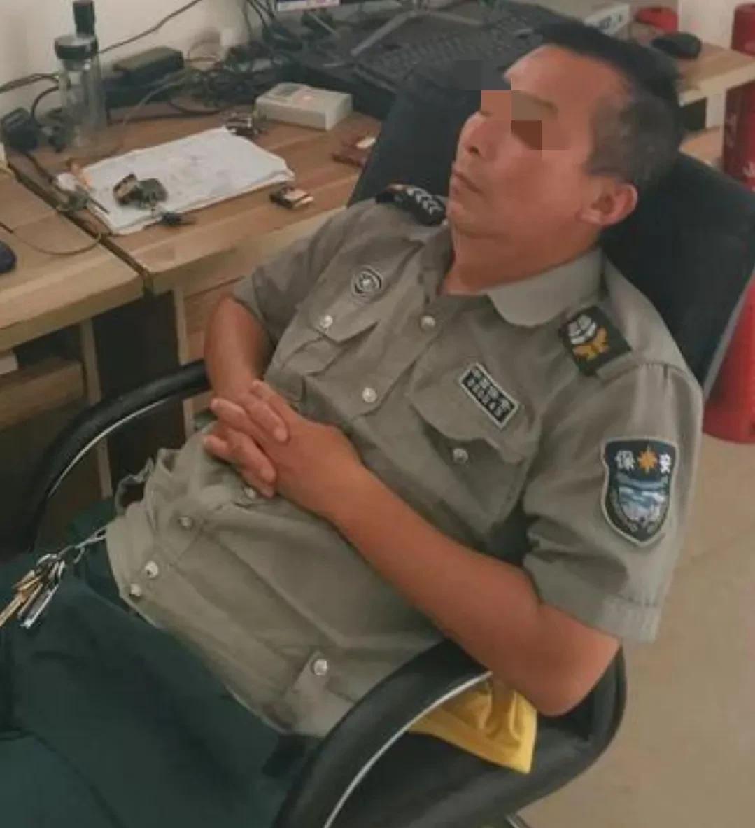我就是小区保安，我们这里的保安根本就不能睡觉的，不管是任何时候。这是硬性规定。打