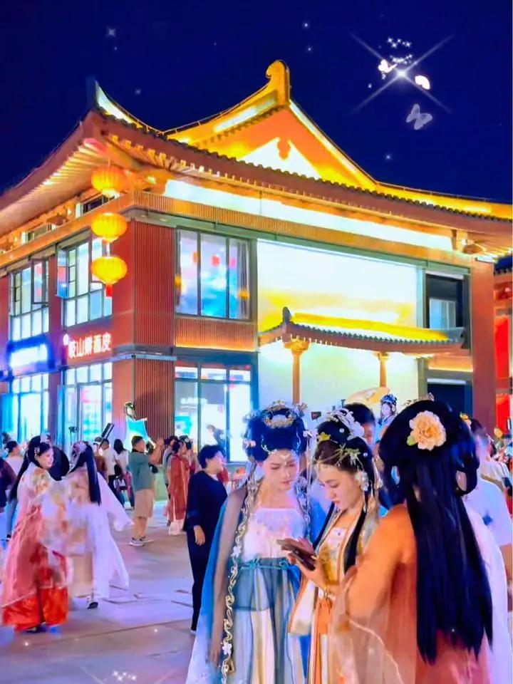 大唐先人竖起拇指：盛世西安，胜过盛世大唐。每天有多少人在逛大唐不夜城？大概有8