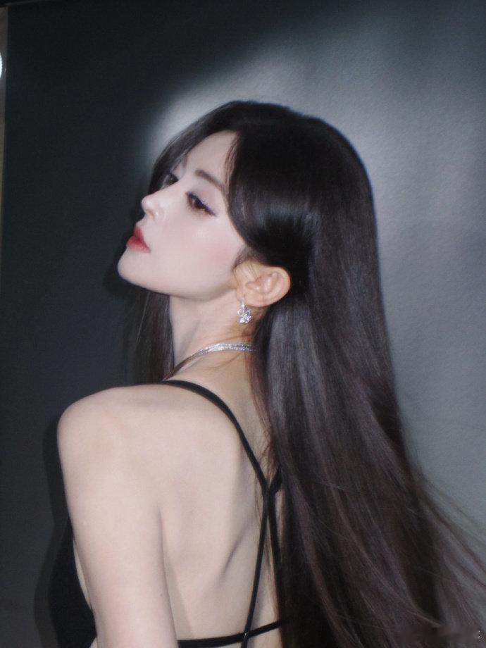 当镜头突然对准娜扎20秒原来美女的日常也这么随性可爱！看着她在镜头前微微愣神的
