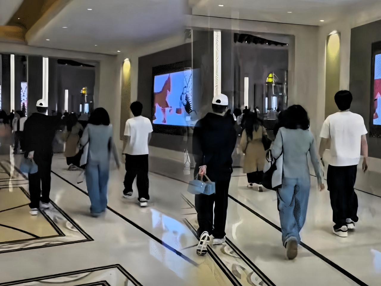 刚刷到王楚钦又陪妈妈逛街了，头哥是真的很暖啊！经常能看到他陪妈妈逛街，