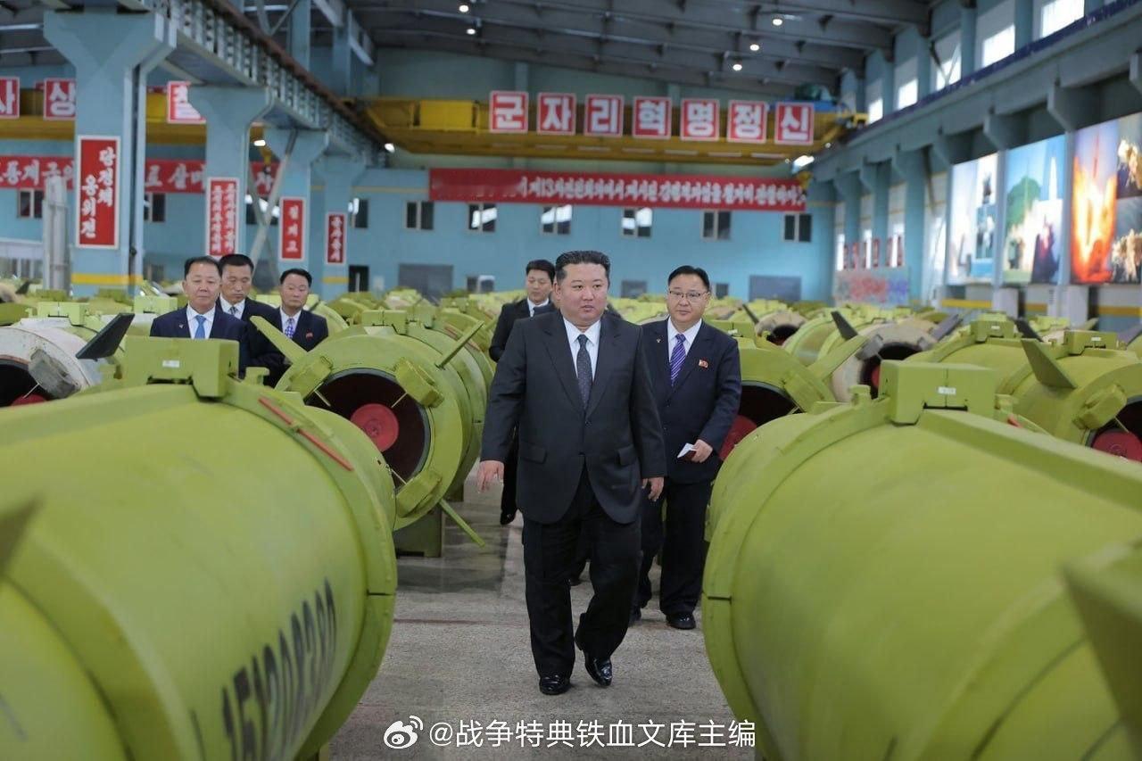 朝鲜领导人金正恩视察了弹道导弹的生产情况。画面显示，现场至少有100枚“火星-1