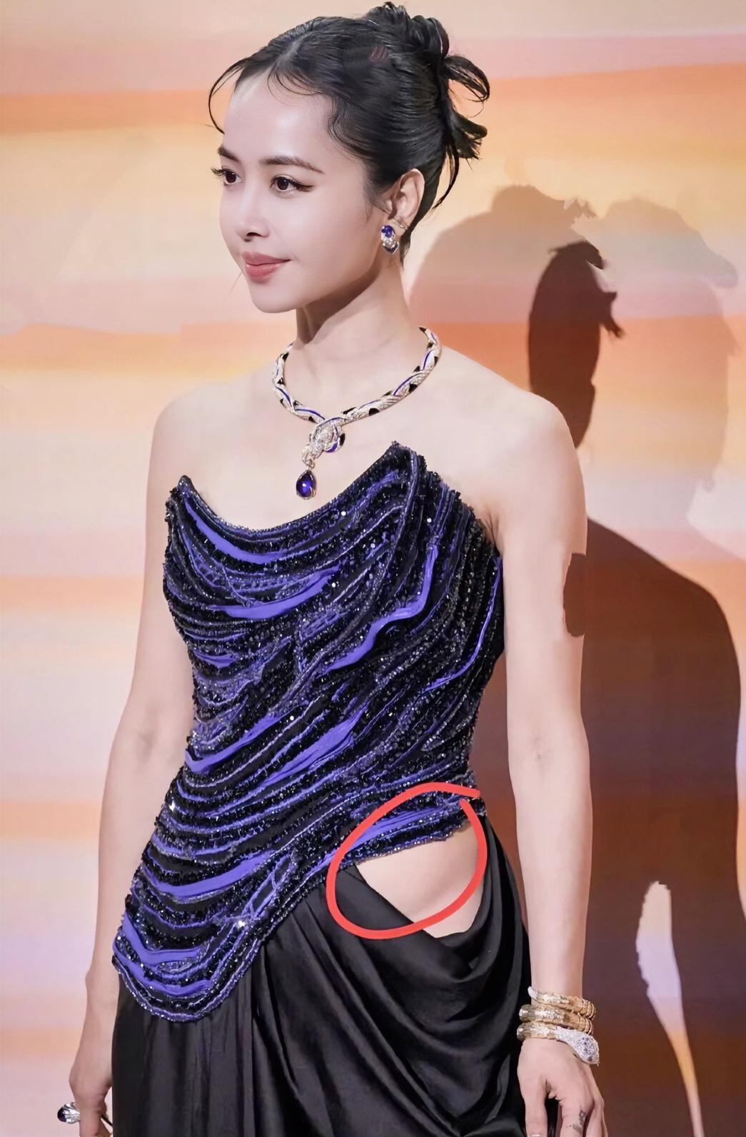 这是漏出小肚子了吗