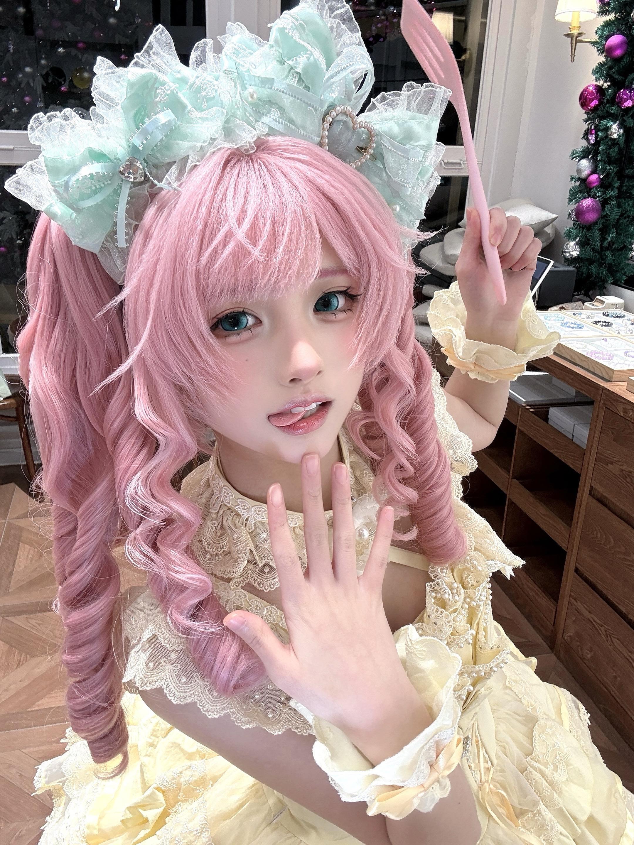 喜欢你才卖萌的 你以为装可爱很简单吗。