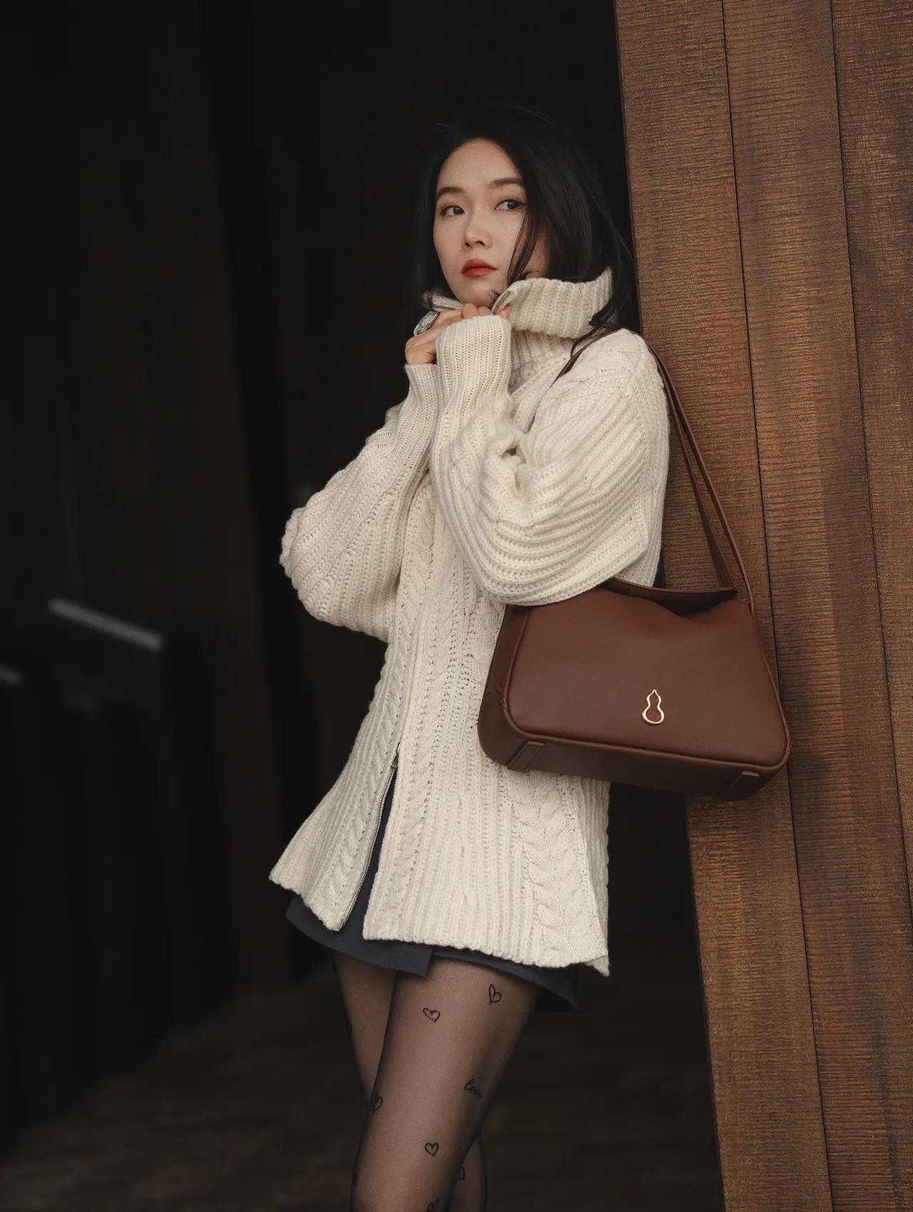 这套穿搭是温柔松弛的秋冬慵懒风，舒适又藏着精致细节。米白色粗线高领毛衣自带温暖慵