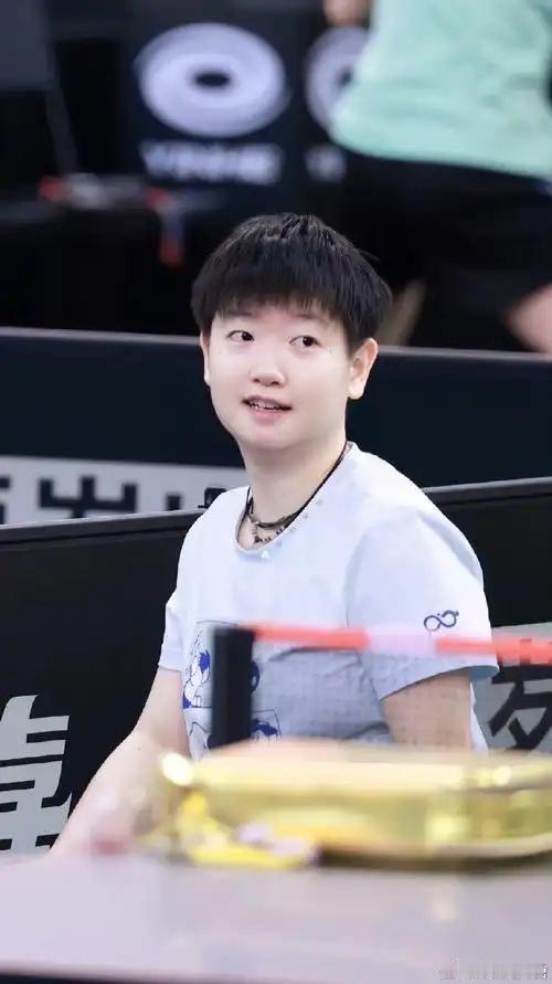 有位网友对孙颖莎的评价引发了共鸣，网友这样说：孙颖莎，她是单打的王，双打的魂，