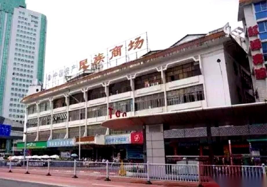 南宁朝阳商圈，寸土寸金的地界上，正摆着一个极其扎眼的对比。你往太古城那片看。老