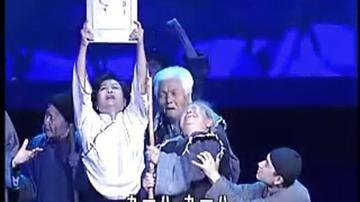 1983年初，一位63岁的老人给下乡的县领导倒水，领导意外地发现，老人穿着的是空