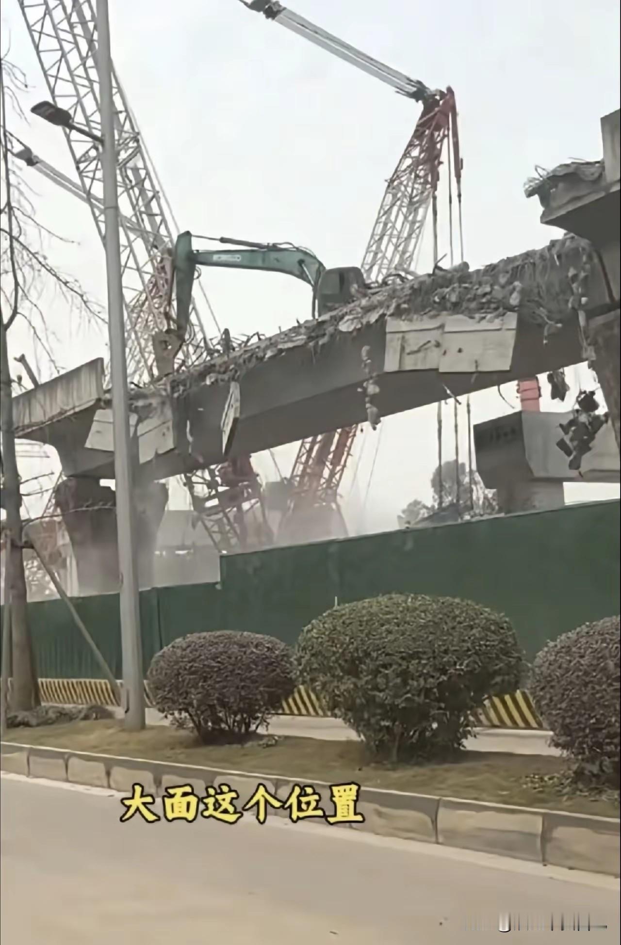 这些照片龙泉驿区的人们看了可能会五味杂陈，因为许多人曾经在这些高架上每天来来回回