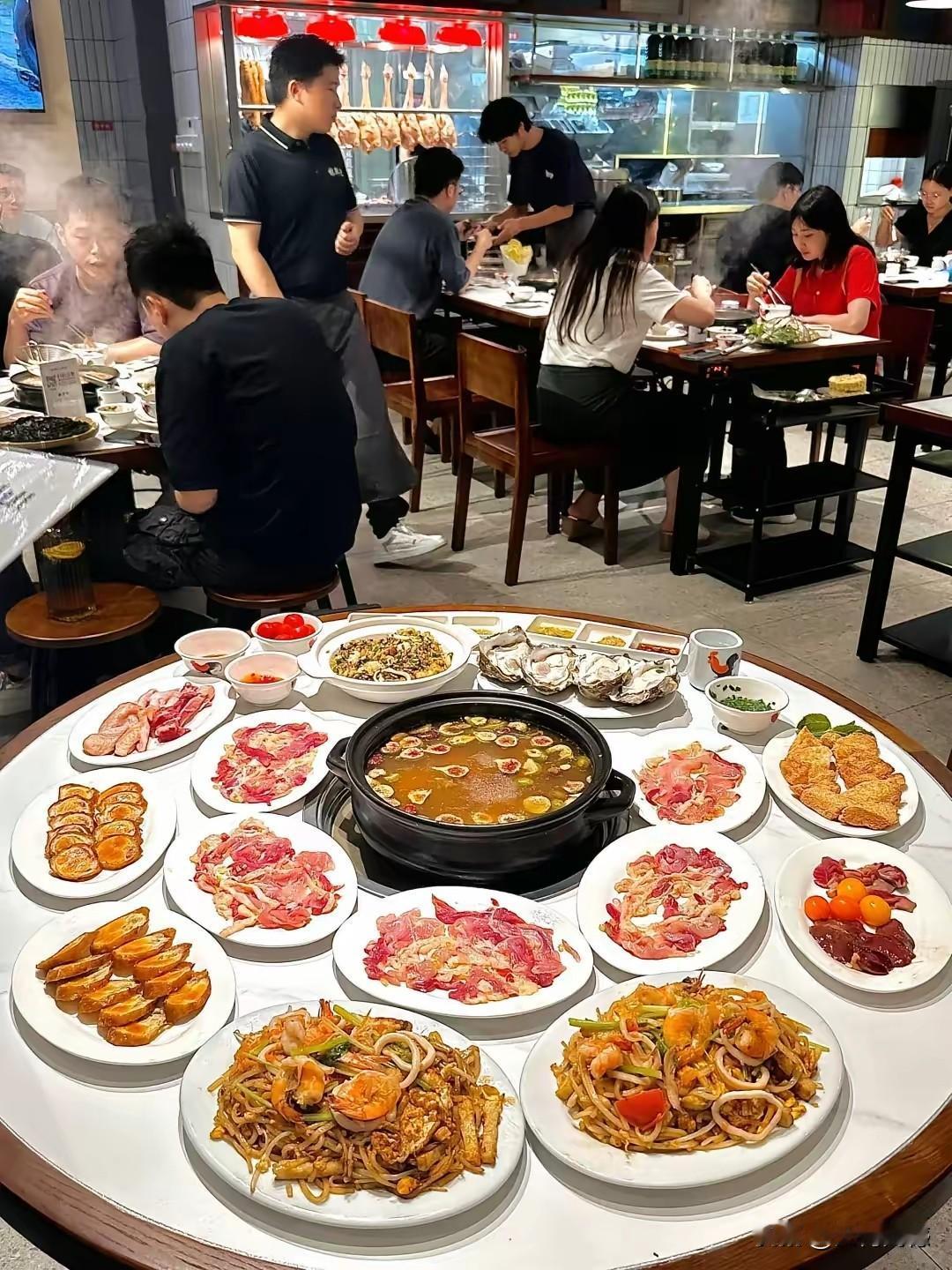 这席面挺讲究，色香味俱全，既不奢华，也不寒酸，而且还非常的实惠，看到这样的菜品，