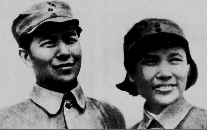 1954年，和丈夫失散25年的女红军伍道清，偶遇了老战友，老战友跟她说：“你丈夫
