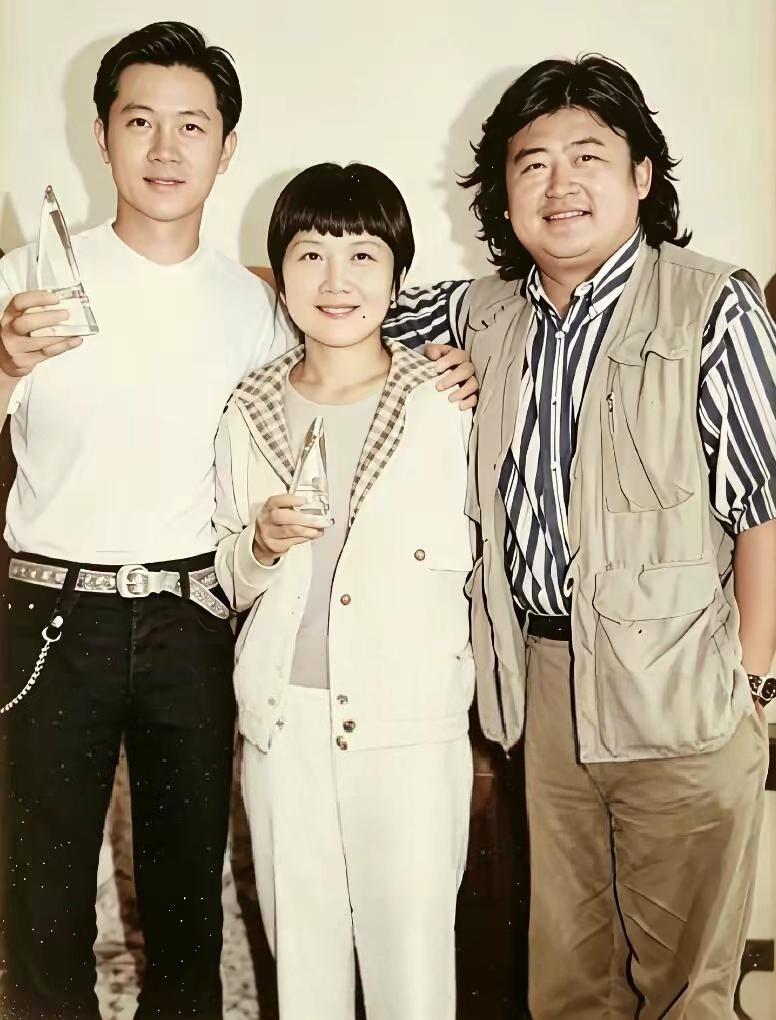 一张老照片九十年代初，刘欢和李娜在参加一次演出后的合影，你能认出左边那位歌手是
