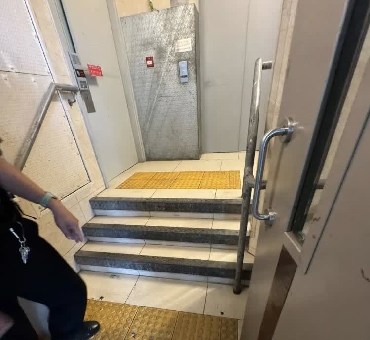 香港和内地的观念真的不一样我一个朋友在香港搬家，事先谈好了价格的。搬家公