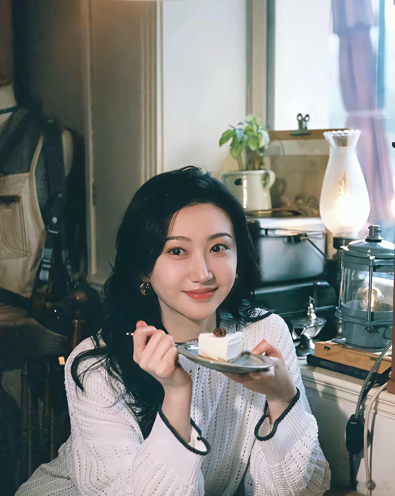 无论别人怎么说景甜我还是站在她这边，不是因为她长的漂亮，也不是因为她人缘好，就冲