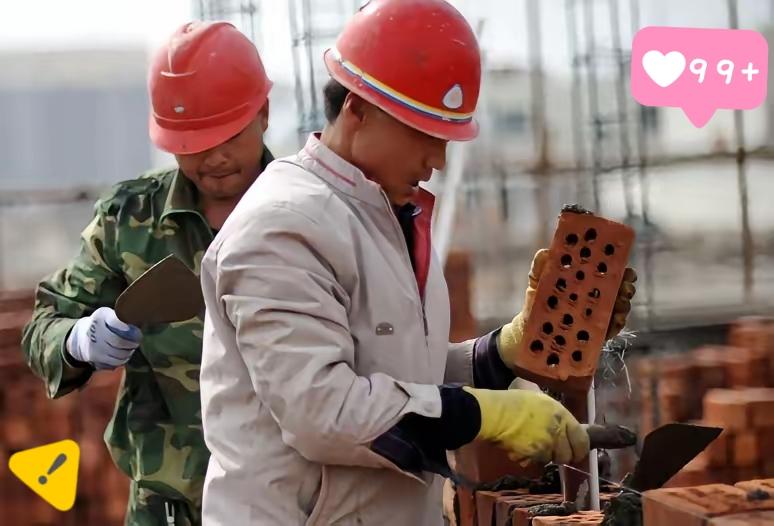目前，在以色列的建筑工地上，有中国工人，也有印度工人。中国工人每月工资，折合成人