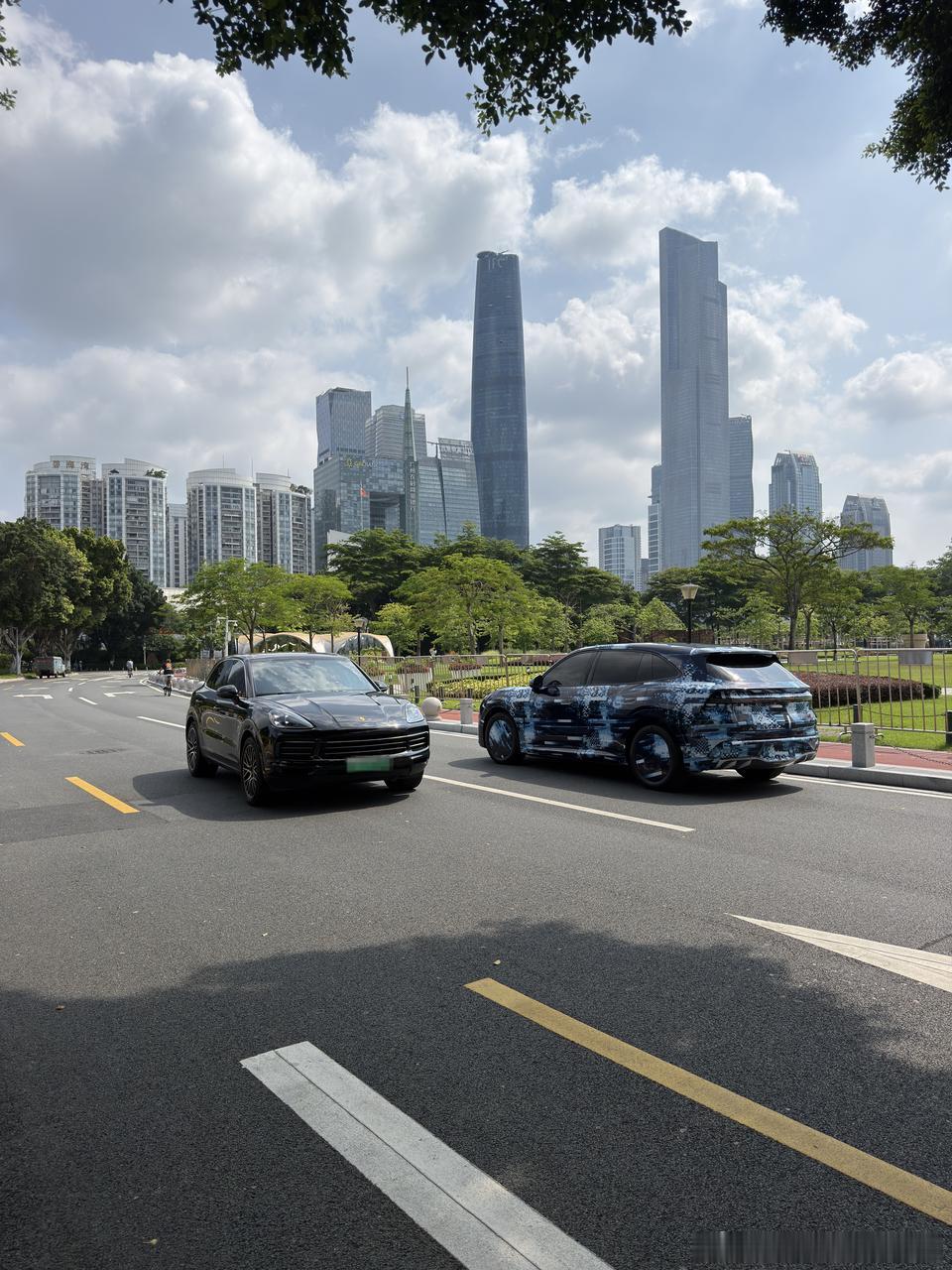 启境GX7启境GX7伪装车其实基本80%以上接近实车了！B柱往后看可以看出