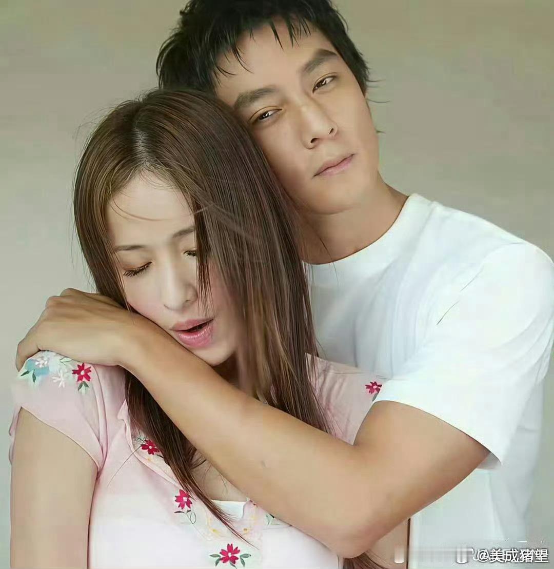 这个时候的萧亚轩还没割双眼皮，这个眼妆是造型师用了三个小时化出来的。